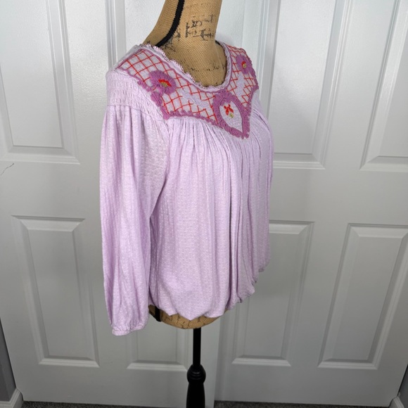 Sz M Free People $88 MSRP Lilac Boho Begonia Embroidered Top - Picture 3 of 10